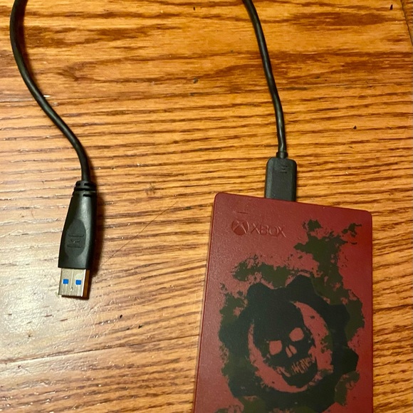 Seagate External 2 terabyte storage unit for Xbox - rare Gears of War 4 edition - Picture 4 of 4